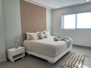 4 Schlafzimmer, Zimmersafe, Schreibtisch, Bügeleisen/Bügelbrett