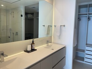 Dusche, Haartrockner, Handtücher, Seife