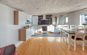 Fridge, oven, stovetop, dishwasher - Gorgeous home in Eslöv with WiFi (Eslöv)