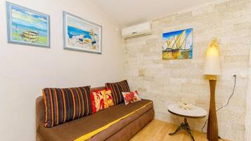 Apartment (Apartman s 1 spavaćom sobom (A2)) | Living room | 32-inch flat-screen TV with cable channels, DVD player