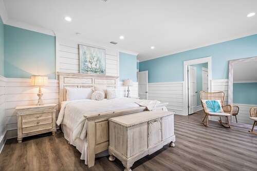 3 Bedroom Bay Front Home with Private Pool