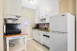 Four à micro-ondes, un four, surface de cuisson, lave-vaisselle