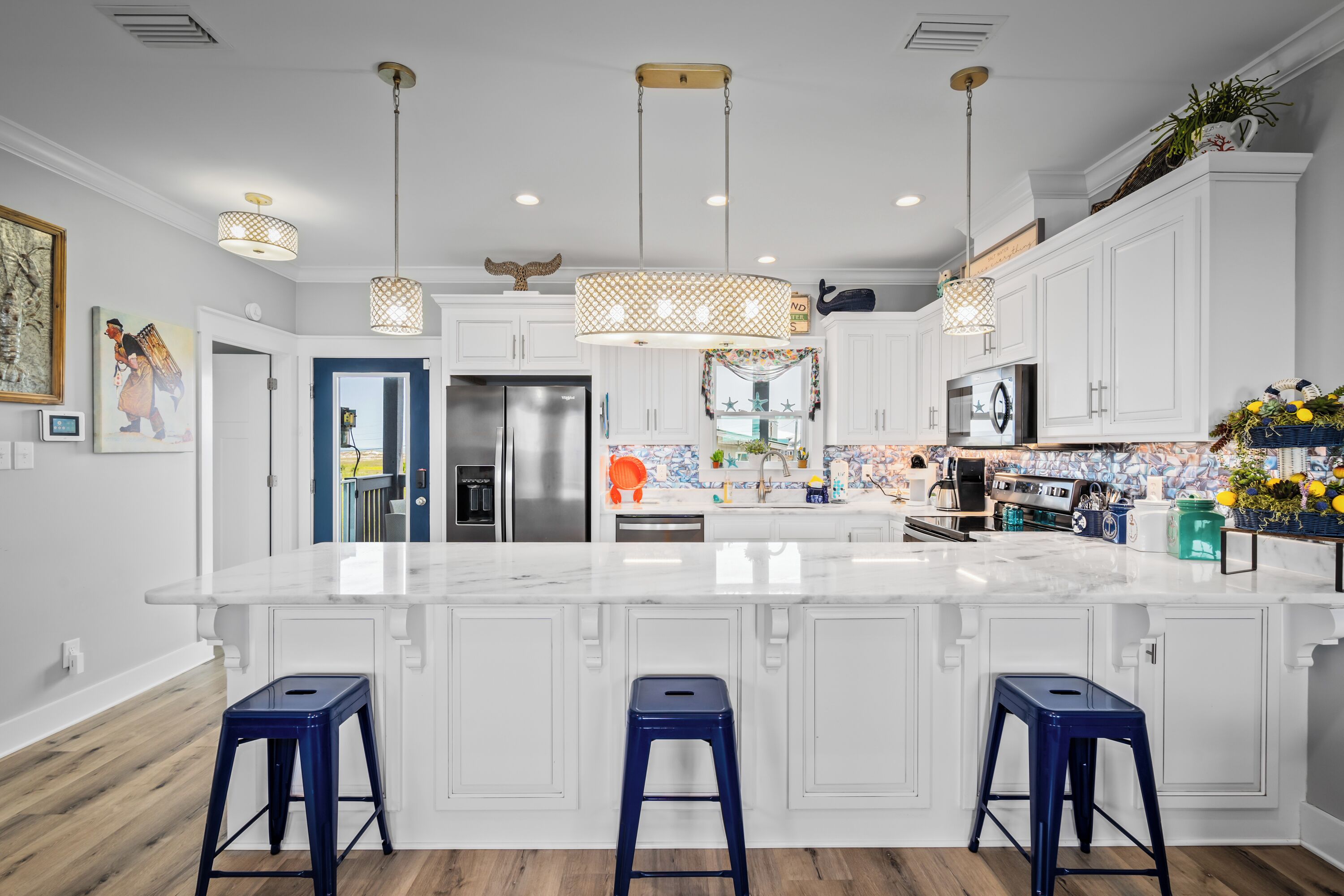 Jääkaappi, mikroaaltouuni, uuni, liesi