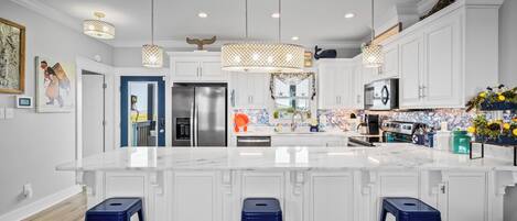 Jääkaappi, mikroaaltouuni, uuni, liesi