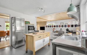 Kühlschrank, Mikrowelle, Herdplatte, Geschirrspüler