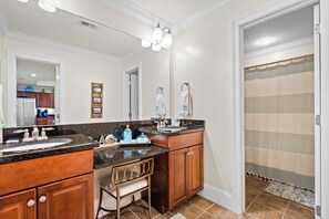 Haartrockner, Handtücher, Toilettenpapier