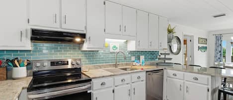 Réfrigérateur, four à micro-ondes, un four, surface de cuisson