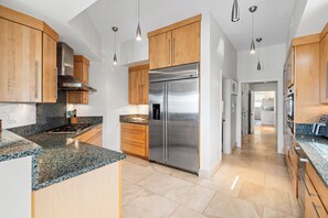 Køleskab, mikrobølgeovn, ovn, kogeplade