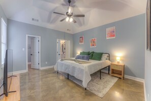 6 bedrooms, iron/ironing board, WiFi, bed sheets