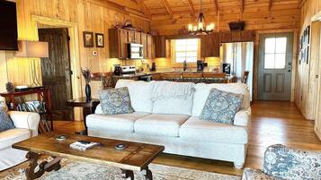 Een televisie en een open haard