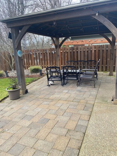 Par 4  Fabulous 4 bedroom next to Salem Oregon Golf Course, 6 miles to downtown.