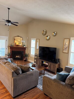 Una Smart TV, libros, una impresora