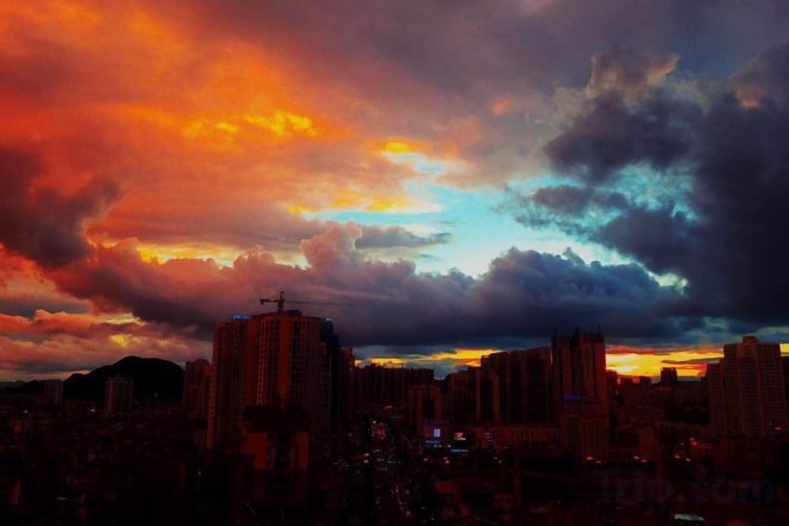 Un paisaje urbano con rascacielos y un cielo dramático.