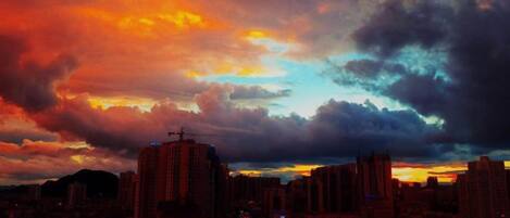 Un paisaje urbano con rascacielos y un cielo dramático.