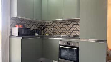 Frigorífico, microondas, placa de cocina y lavavajillas