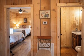 4 bedrooms, WiFi, bed sheets - Pinhoti Ridge Retreat Cabin 2, Skyline (Talladega)