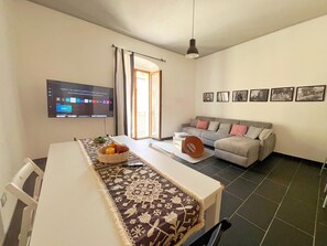 TV - "Episcopio Living: In the Pedestrian Heart of Bosa, with Free Parking Just Steps (BOSA)