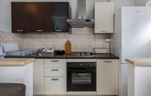 Réfrigérateur, plaque de cuisson, cafetière/bouilloire