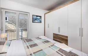 2 dormitorios, tabla de planchar con plancha, ropa de cama