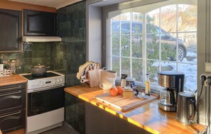 Fridge, oven, stovetop, coffee/tea maker