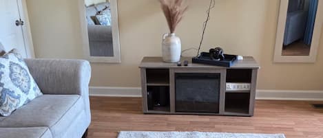 Smart TV, fireplace