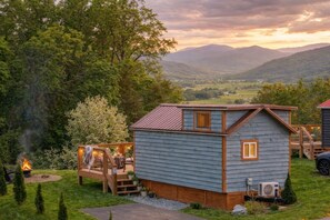 Exterior - The Lookout — A Scenic Tiny Home Retreat for Two (Sevierville)