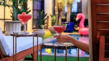 Alberca al aire libre y camastros