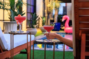 حمّام سباحة خارجي، مقاعد للتشمس