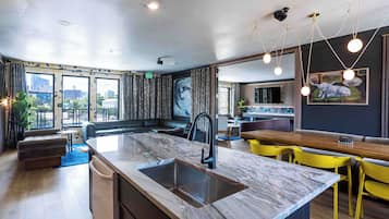 (Unit 4) 6th Street Suite: 4BR/11Beds - Pool, Rooftop, Garden Bars, Walk to Everything! | View from room