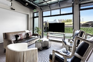 (Unit 2) Inn Cahoots on 6th: 5BR/13BedsPool, Rooftop, Garden Bars, Walk to Everything! | Living area