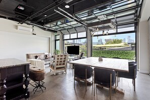 (Unit 2) Inn Cahoots on 6th: 5BR/13BedsPool, Rooftop, Garden Bars, Walk to Everything! | Living area | Smart TV, iPad, streaming services - Inn Cahoots (Austin)