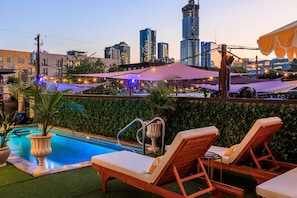 Outdoor pool, sun loungers - Inn Cahoots (Austin)