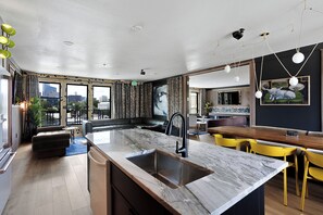 Maison mitoyenne Supérieure | Cuisine privée | Grand réfrigérateur, micro-ondes, four, plaque de cuisson