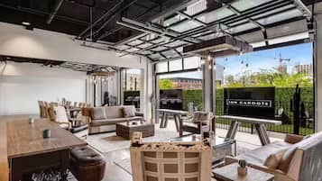 Casa de ciudad superior | Área de sala de estar | Smart TV, iPad y servicios de streaming