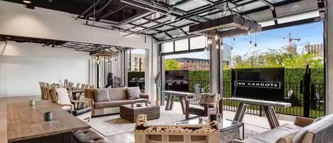 スーペリア タウンホーム | リビング エリア | スマートテレビ、iPad、ストリーミングサービス