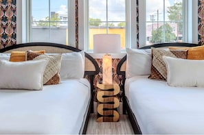 (Unit 1) Inn Cahoots on 6th: 5BR/13Beds - Pool, Rooftop, Garden Bars, Walk to Everything!