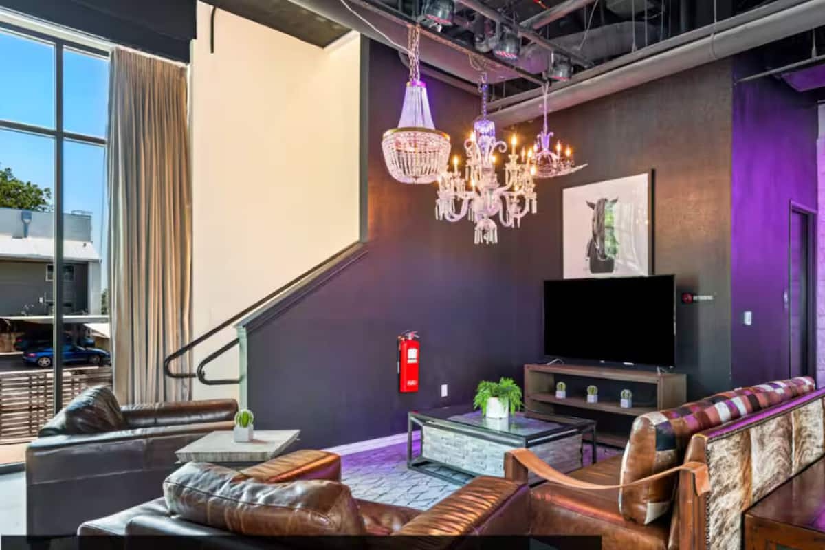 Superior resortwoning | Woonruimte | Smart-tv, een iPad en streamingdiensten