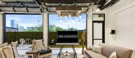 (Unit 2) Inn Cahoots on 6th: 5BR/13BedsPool, Rooftop, Garden Bars, Walk to Everything! | Living area
