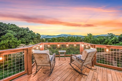 The Grove — Private Tiny Home w/ Deck near Gatlinburg