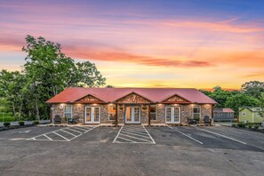Exterior - The Evergreen — Micro Cabin in the Smoky Mountains (Sevierville)