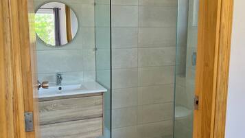 Dusj, håndklær og toalettpapir