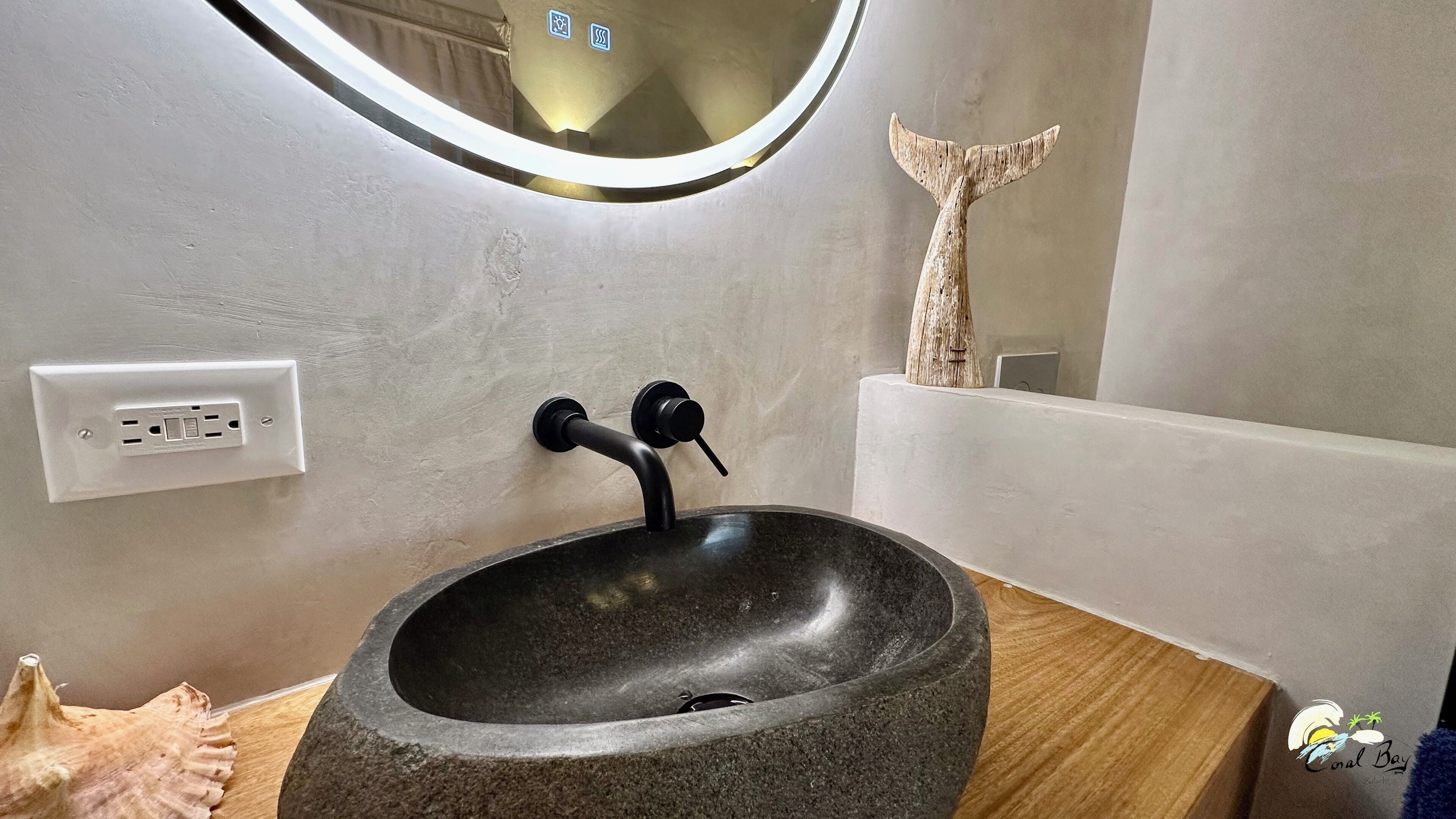 Dusj, miljøvennlige toalettsaker, hårføner og håndklær