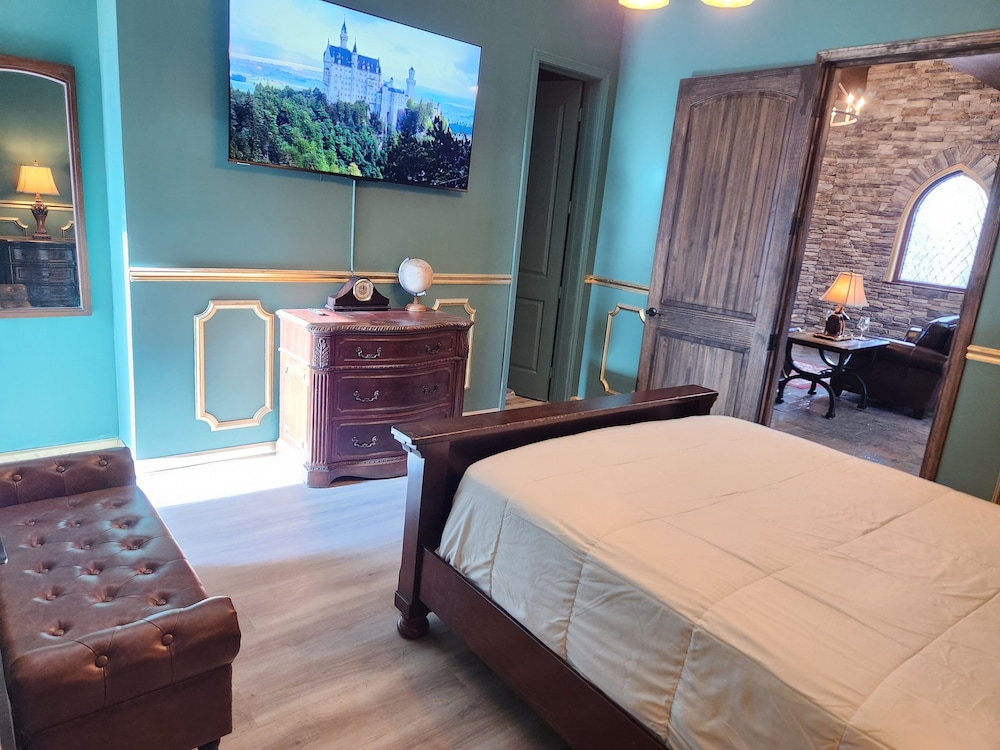 Luxury Castle w/hot tub sleeps 8 w/ treasure hunt Reviews, Deals