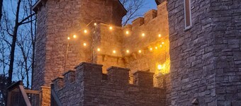 Luxury Castle w/hot tub sleeps 8 w/ treasure hunt