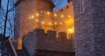 Luxury Castle w/hot tub sleeps 8 w/ treasure hunt