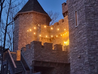 Luxury Castle w/hot tub sleeps 8 w/ treasure hunt