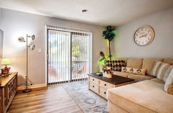 Smart TV - Charming 2-bedroom condo in Myrtle Beach within Walking Distance to Beach (Myrtle Beach)