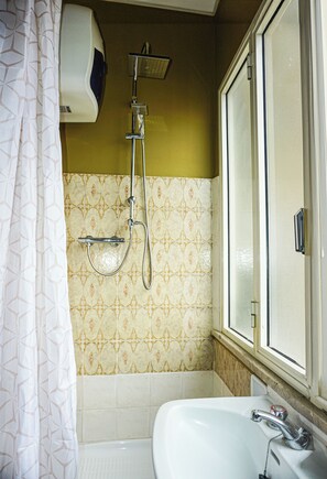 Dusche, Haartrockner, Bidet, Handtücher