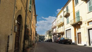 A narrow street lined with buildings, some with balconies and others with shutters. - La Casa Borgo Ischia di Castro (Ischia di Castro)