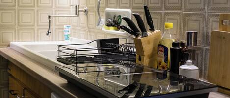 Fridge, oven, stovetop, coffee/tea maker